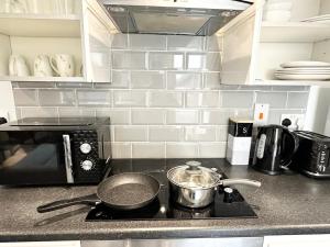 Stylish 2BR Apt, Sleeps 4 With 2 Free Parking