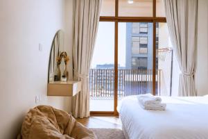 Spacious 2BR Pool, Gym, Balcony & Parking