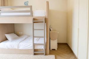 Spacious 2BR Pool, Gym, Balcony & Parking