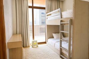 Spacious 2BR Pool, Gym, Balcony & Parking