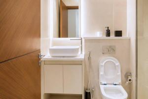 Spacious 2BR Pool, Gym, Balcony & Parking
