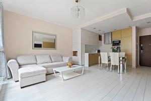 Prestige Apartment Szafarnia Old Town & Parking by Alqueen Apartments