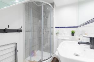 Central & Charmingly Curated 1BD WiFi Fulham