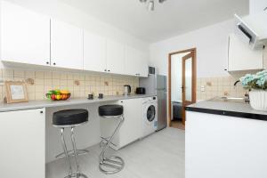 Cozy Apartment for 3 People in Great Location by Noclegi Renters