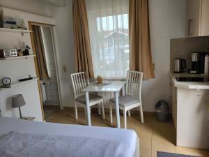 Doppelzimmer kleine Möwe mit Terrasse, Parkplatz & WLAN, 300m bis zum Strand