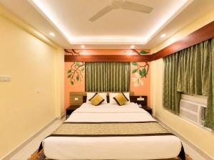 Wildberrys Inn - Luxurious Stay - Free Breakfast - Swimming Pool - Room with living Room