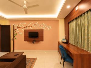 Wildberrys Inn - Luxurious Stay - Free Breakfast - Swimming Pool - Room with living Room