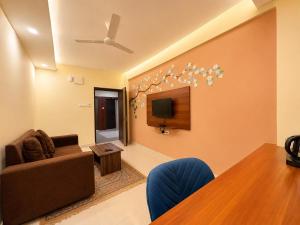Wildberrys Inn - Luxurious Stay - Free Breakfast - Swimming Pool - Room with living Room