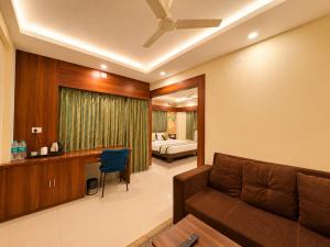 Wildberrys Inn - Luxurious Stay - Free Breakfast - Swimming Pool - Room with living Room