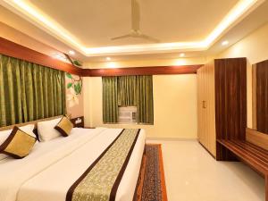 Wildberrys Inn - Luxurious Stay - Free Breakfast - Swimming Pool - Room with living Room
