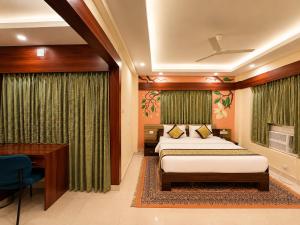 Wildberrys Inn - Luxurious Stay - Free Breakfast - Swimming Pool - Room with living Room
