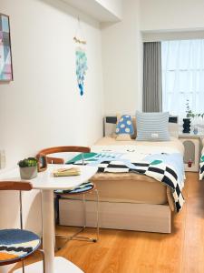 No708-1 min to JR Shin-Osaka Direct access to the airport Direct access to Namba Umeda USJ 2 beds for 3 people Wet and dry bathrooms kitchen