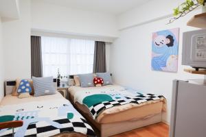 No708-1 min to JR Shin-Osaka Direct access to the airport Direct access to Namba Umeda USJ 2 beds for 3 people Wet and dry bathrooms kitchen