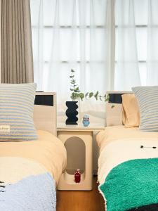 No708-1 min to JR Shin-Osaka Direct access to the airport Direct access to Namba Umeda USJ 2 beds for 3 people Wet and dry bathrooms kitchen