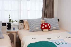 No708-1 min to JR Shin-Osaka Direct access to the airport Direct access to Namba Umeda USJ 2 beds for 3 people Wet and dry bathrooms kitchen