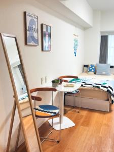 No708-1 min to JR Shin-Osaka Direct access to the airport Direct access to Namba Umeda USJ 2 beds for 3 people Wet and dry bathrooms kitchen