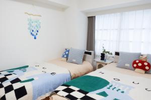 No708-1 min to JR Shin-Osaka Direct access to the airport Direct access to Namba Umeda USJ 2 beds for 3 people Wet and dry bathrooms kitchen