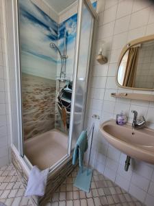 Doppelzimmer kleine Möwe mit Terrasse, Parkplatz & WLAN, 300m bis zum Strand
