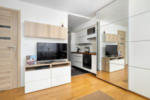 Bright Studio in Cracow Center with Desk Close to the Park by Noclegi Renters