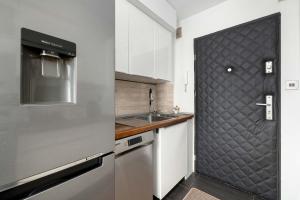 Bright Studio in Cracow Center with Desk Close to the Park by Noclegi Renters