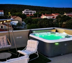 Villa Sofia - Pool and Rooftop Jacuzzi