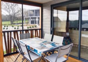 Chalet enchanteur à Arzal avec vue sur lac et piscine partagée
