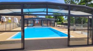 Chalet enchanteur à Arzal avec vue sur lac et piscine partagée