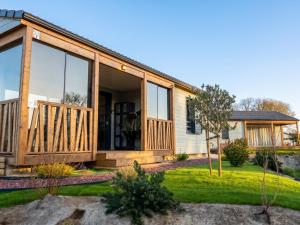 Chalet enchanteur à Arzal avec vue sur lac et piscine partagée
