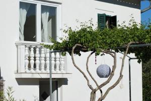 Spacious house in Lukoran with sea view