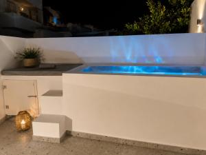 Pattys Desing Suites- Private Hot Tub with yard- Fira Center