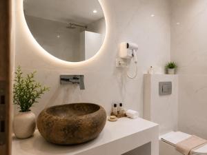Pattys Desing Suites- Private Hot Tub with yard- Fira Center