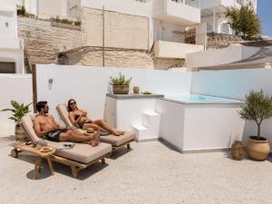 Pattys Desing Suites- Private Hot Tub with yard- Fira Center