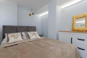 Spacious Apartment in the Heart of Gdańsk with 2 Bedrooms by Noclegi Renters