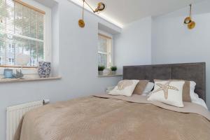 Spacious Apartment in the Heart of Gdańsk with 2 Bedrooms by Noclegi Renters