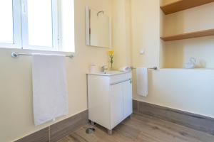Spacious apartment with pool in Prazeres - 150m²