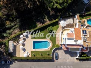 Elegant villa with private pool in Quarteira