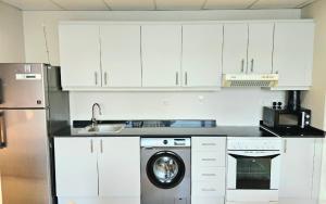 Refurbished Chic Studio with Great Amenities near JBR Beach & Marina Walk