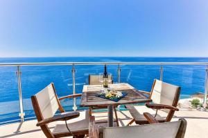 Modern apartment with sea view in Dobra Voda, 95 m², Pool
