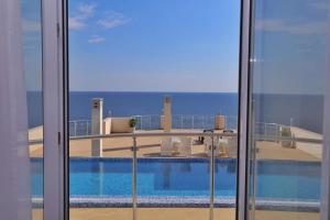 Modern apartment with sea view in Dobra Voda, 95 m², Pool