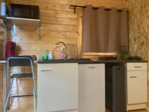 Charmant chalet à Cornillon-Confoux avec piscine partagée