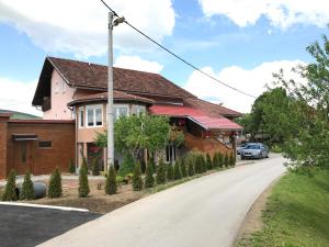 Charming Apartment in Rakovica with Shared Pool