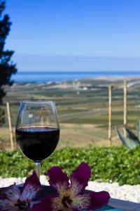 Picturesque Villa in Sciacca with Sea View and Garden