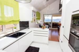 Spacious Apartment in Trogir with Parking