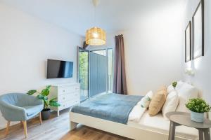Rooftop Access - NEW with Balcony