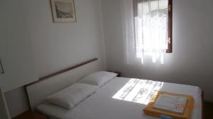 Charming Apartment in Gdinj + Garden