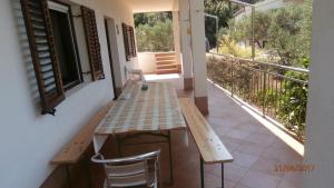 Charming Apartment in Gdinj + Garden