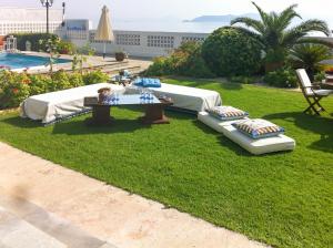 Elegant villa with sea view in Nerantza, private pool
