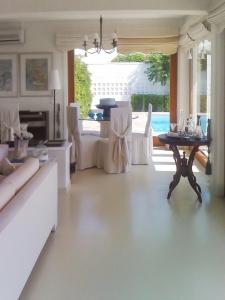 Elegant villa with sea view in Nerantza, private pool