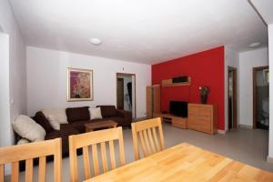 Spacious apartment in Žrnovo with shared pool 100 m²