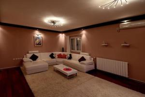 Family Villa in Solin with Pool